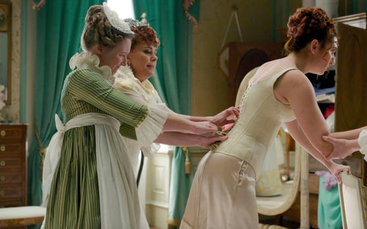 Merito o colpa di Bridgerton è tornato di moda il corsetto, capo anti-femminista per eccellenza!